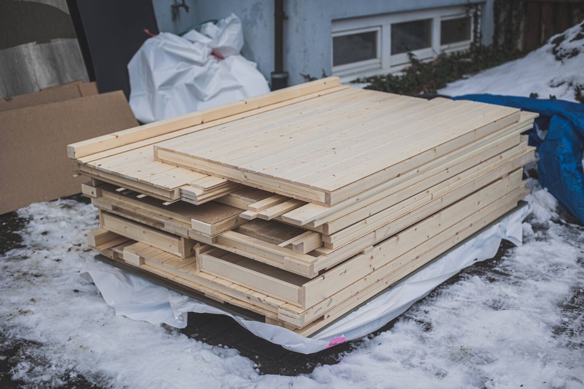 Vorgefertigte Wandelemente Im Gegensatz zu einer Blockbohlensauna, muss bei einer Elementsauna nicht mehr jedes Brett einzeln verschraubt werden. So hat man es deutlich einfacher und kommt schneller mit dem Aufbau voran.