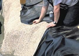 Schritt 5: Teichrand mit Teichfolie auslegen Teichbau Schritt 5: Die Folie wird in der Teichgrube verlegt.