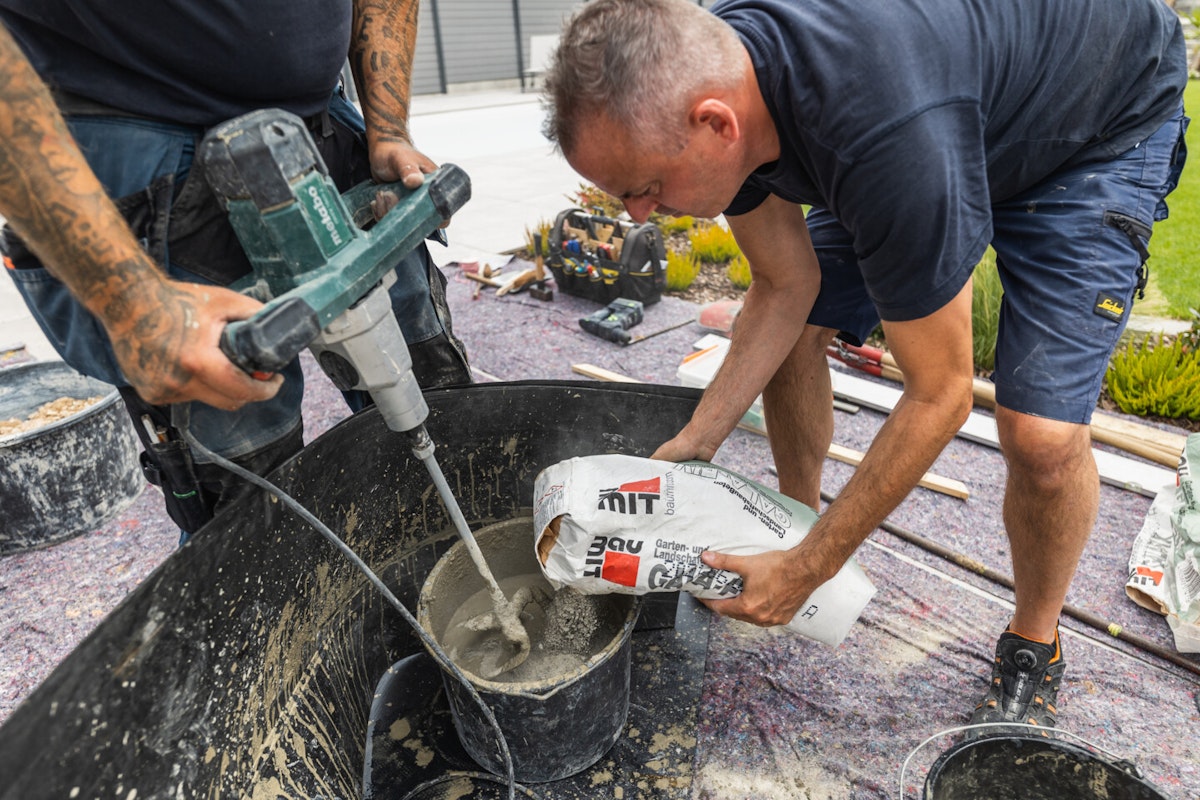Betonmasse anrühren Wir rühren unseren Schnellbeton auf der Baustelle selber an