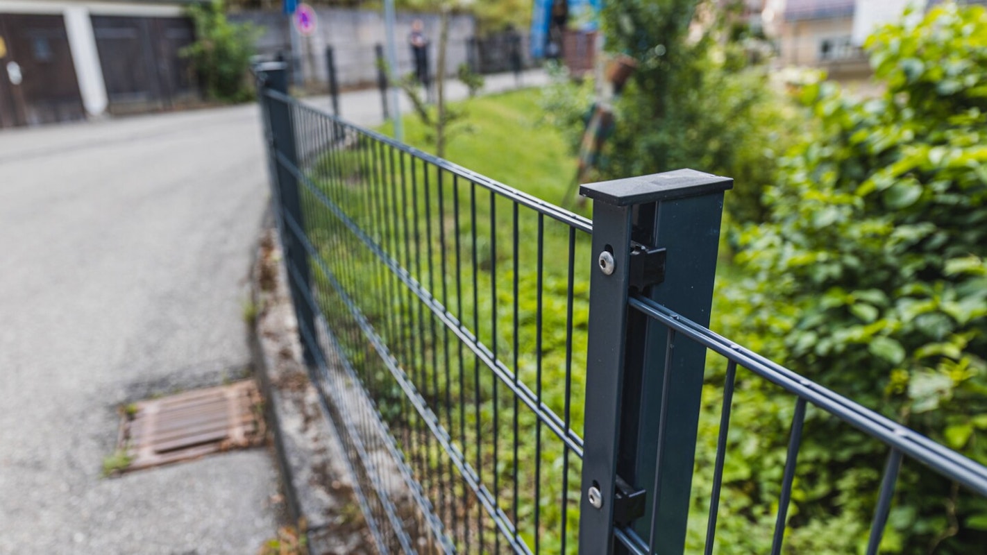 Doppelstabmattenzaun Ein Metallzaun aus Doppelstabmatten ist robust, schlicht und einfach aufzubauen