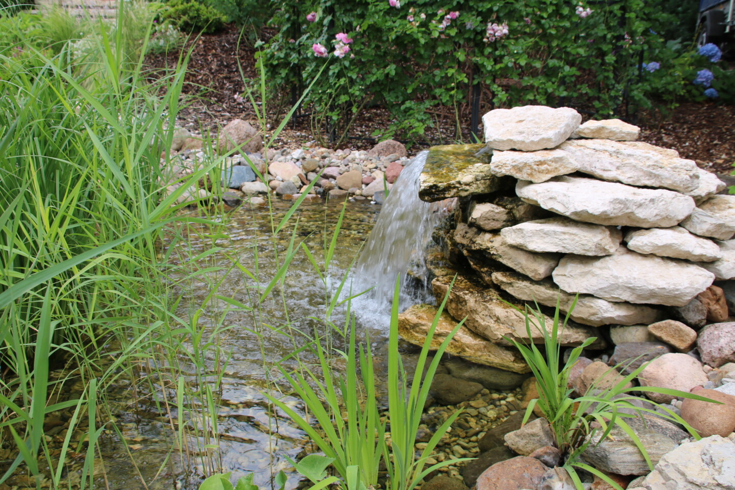 Das Plätschern des Wasserspiels wirkt beruhigend