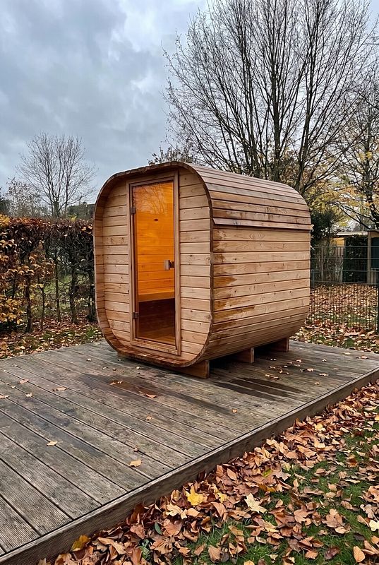 Fasssauna in Naturholzoptik bringt urigen Charme auf die Gartenterrasse