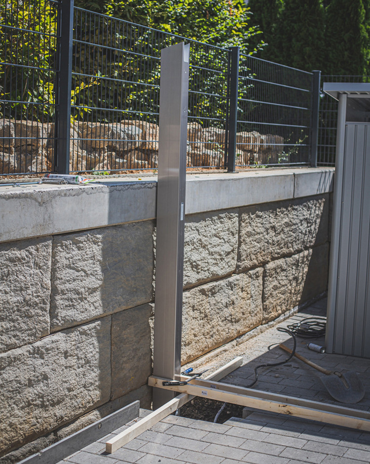 Der erste Stützpfosten wird gesetzt