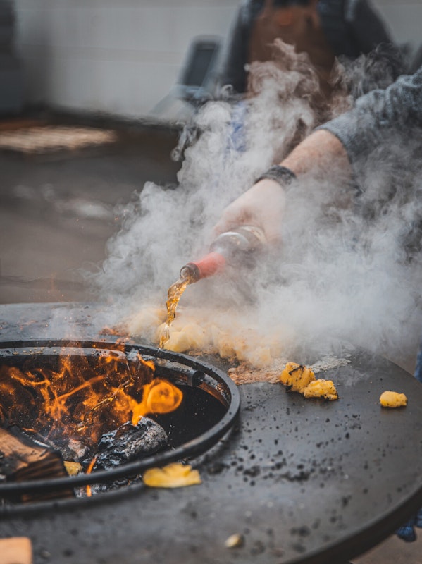 Ananas mit Rum Die Ananas wird mit Rum getränkt, anschließend gibt es noch einen Schuss Alkohol ins Feuer