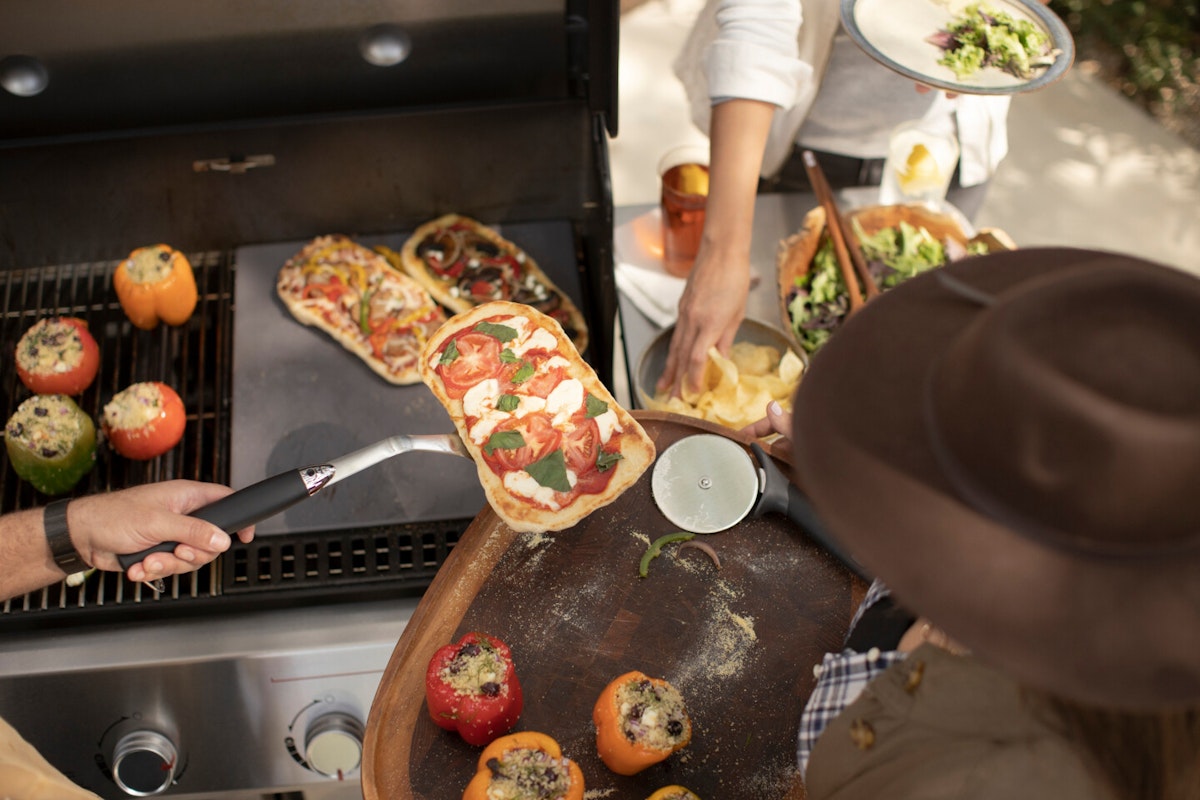 Glasierter Grillstein Mit dem Grillstein können Sie noch besser Pizza oder Brot auf Ihrem Gasgrill backen