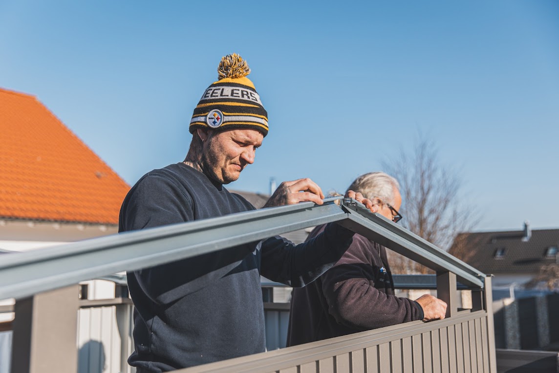 Biohort Panorama der Rahmen für das Lichtband wird montiert