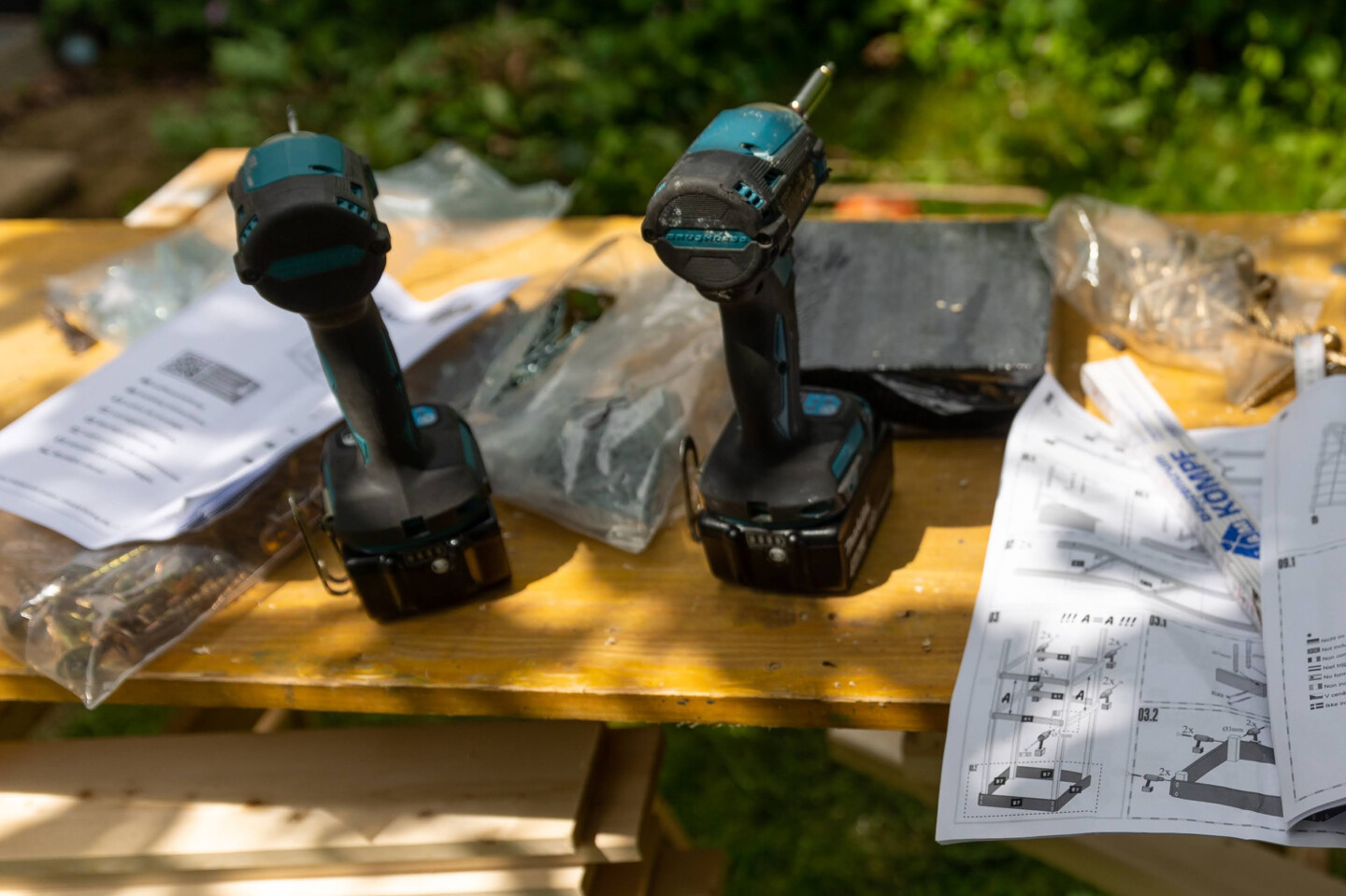 Bohrmaschine und Akkuschrauber auf Tisch