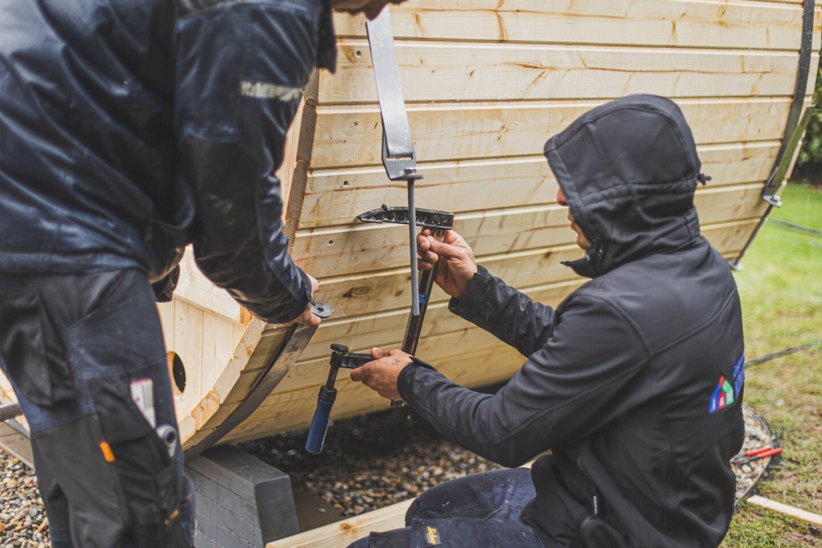 Fixierung mit Spanngurt aus Metall Die Blockbohlen werden mit einem Metallband zusammengehalten