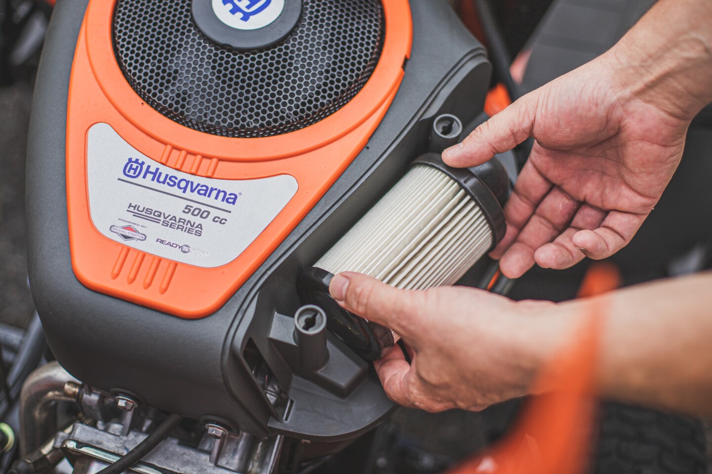 Die Wartung des Motors eines großen Aufsitzrasenmähers ist u.U. recht anspruchsvoll