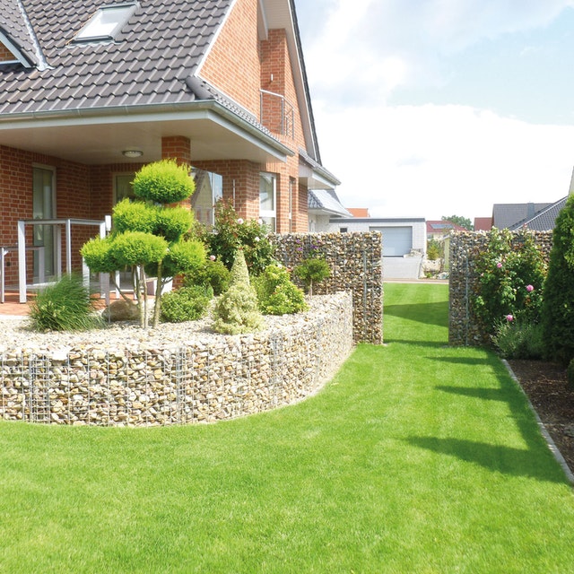 Gabionen sind hervorragende Begrenzungsmauern für Terrassen oder Beete im Garten