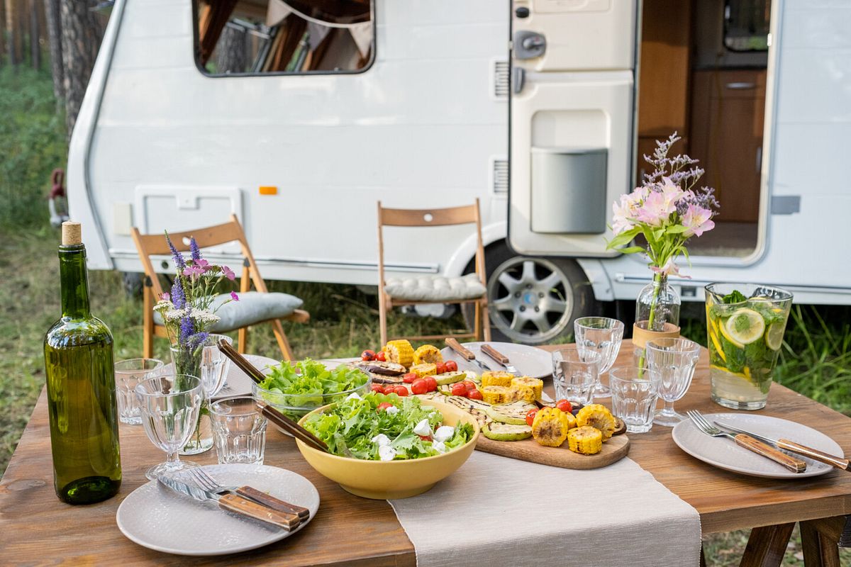 Schön gedeckte Tafel im Camping-Urlaub