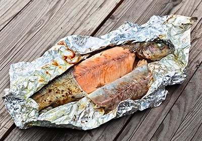 Fisch schonend grillen - mit Alufolie | www.grillstyle.de I Alufolie eingewickelter gegrillter Fisch