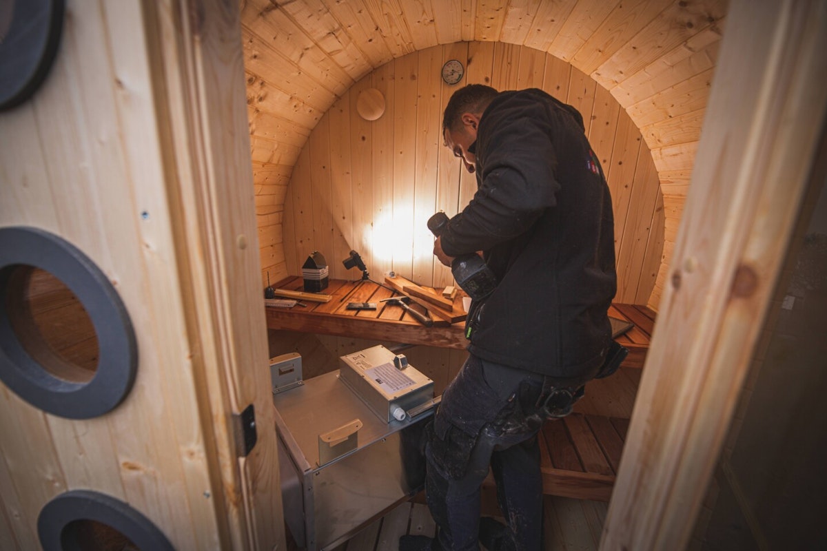 Montage des Saunaofens Der passende Ofen für die Fasssauna wird von uns eingebaut aber nicht angeschlossen. wenn es sich dabei um einen Starkstromanschluss handelt.