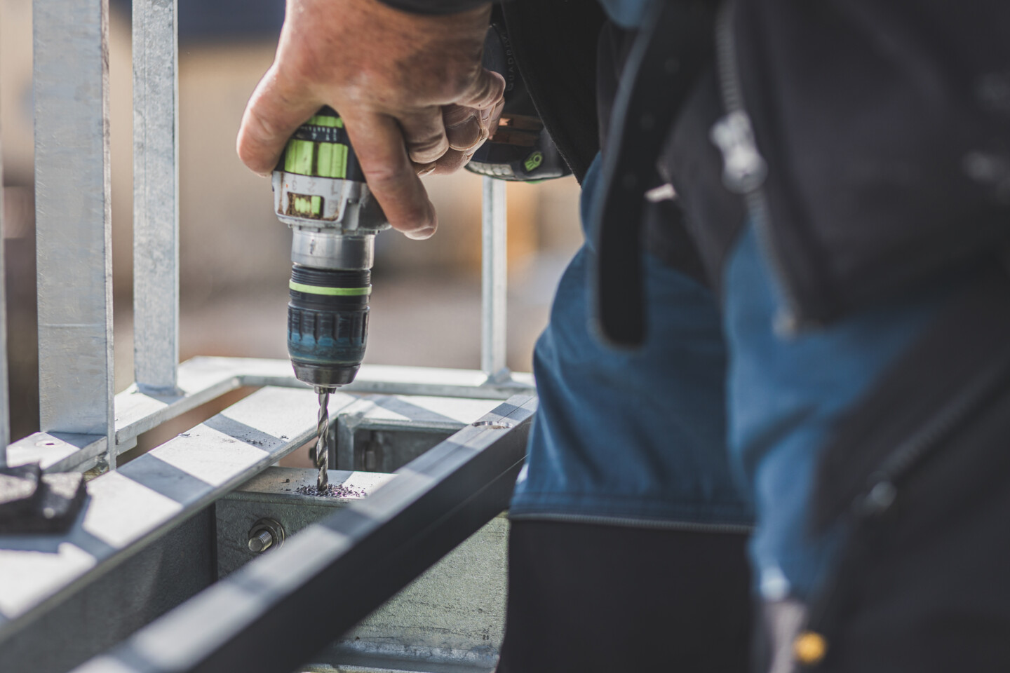 Löcher in die Stahlträger zu Bohren, kann zu einer kniffligen Angelegenheit werden. Sorgen Sie unbedingt dafür, dass Sie richtig ausgerüstet sind.