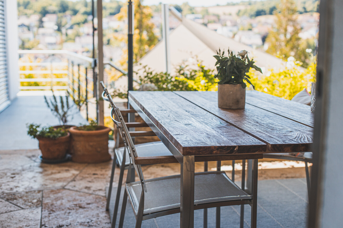 Ein schöner Terrassentisch aus Holz und Metall
