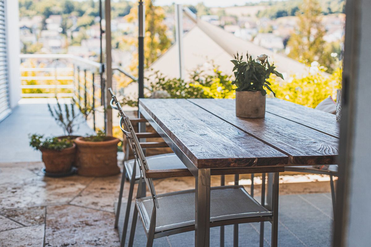 Ein schöner Terrassentisch aus Holz und Metall