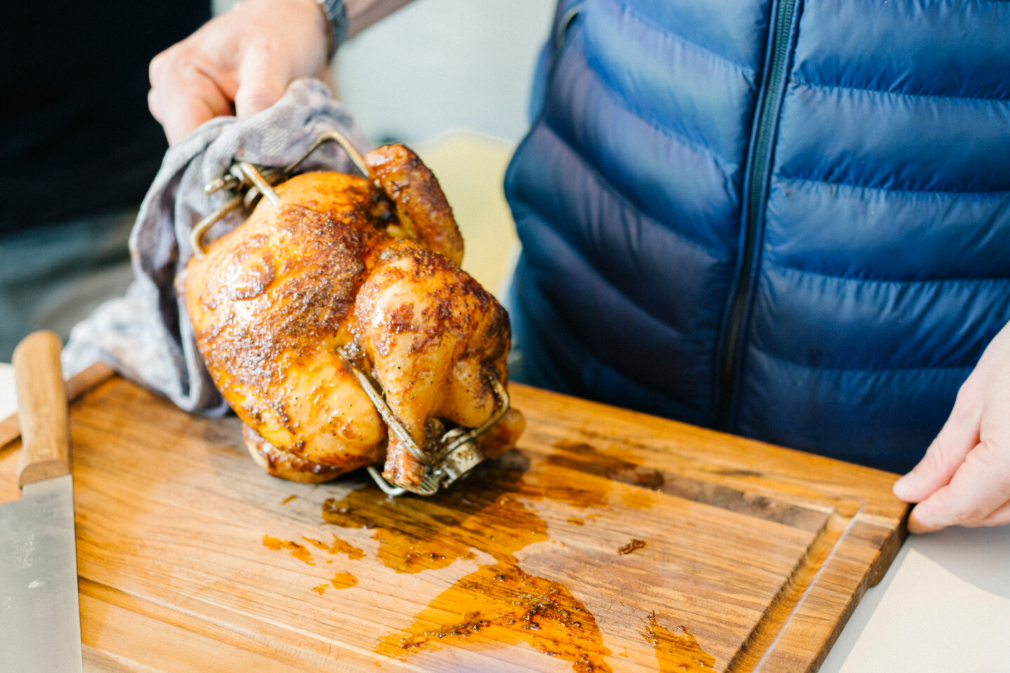 Ein Hähnchen am Drehspieß ist auf dem Big Green Egg kein Problem