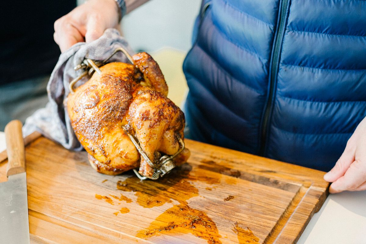Ein Hähnchen am Drehspieß ist auf dem Big Green Egg kein Problem