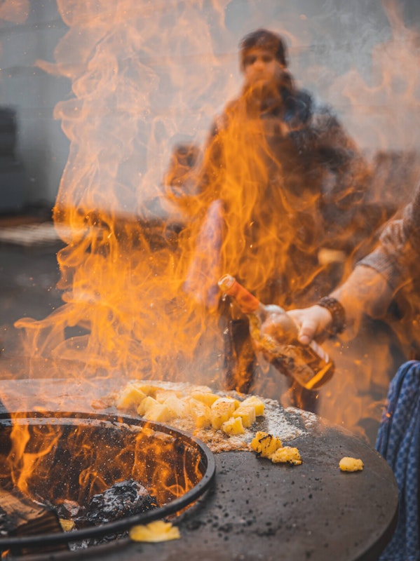 Stichflamme auf der Grillplatte Der Alkohol entzündet sich und sorgt für eine spektakuläre Stichflamme