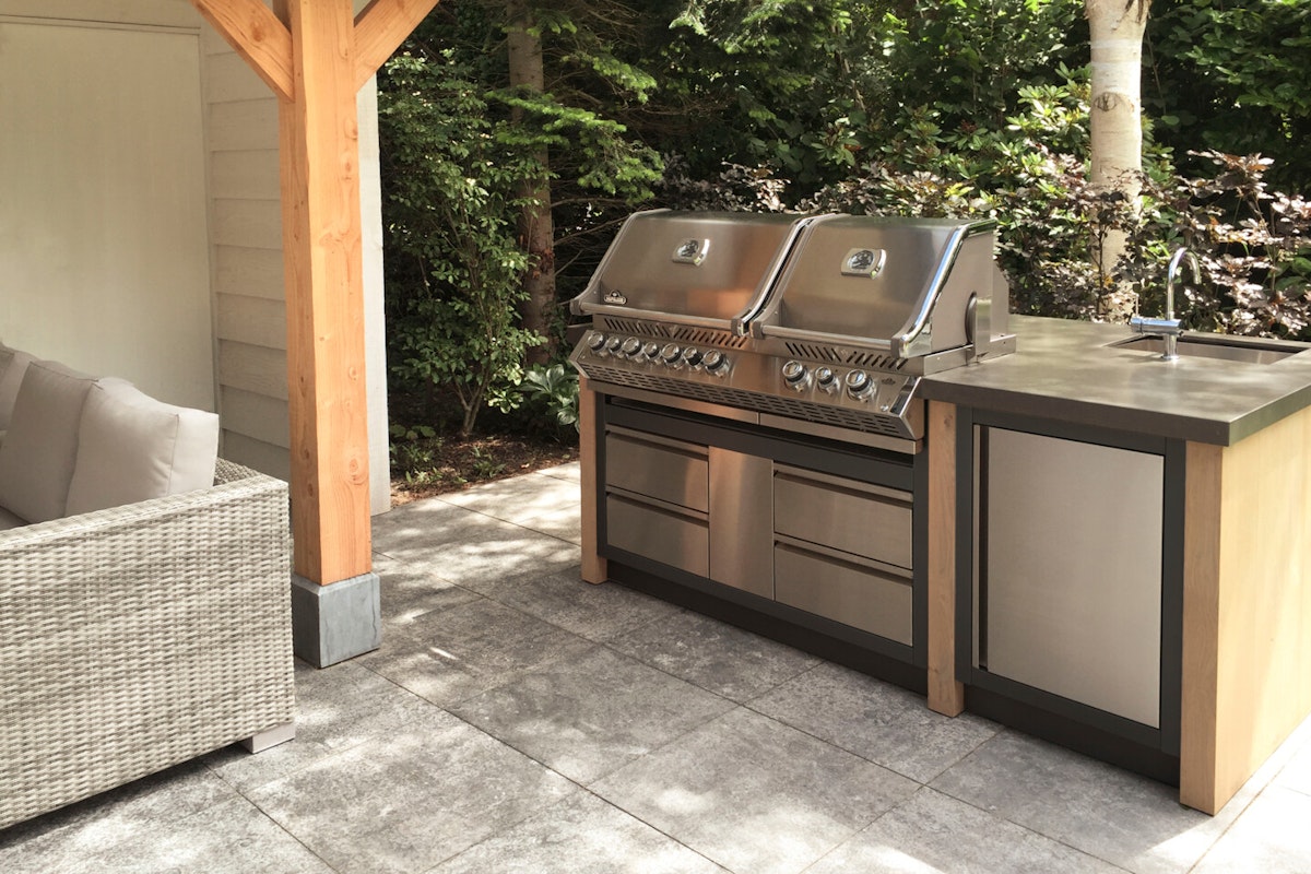 Grillküche-Napoleon Oasis Einbaugrill Napoleon Prestige Pro in einer Outdoorküche