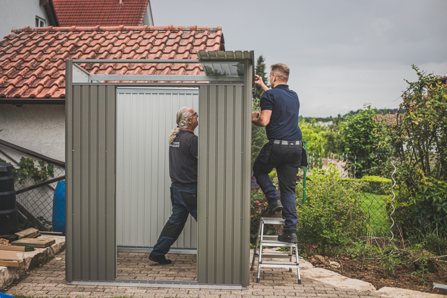 Das Dach des Gerätehauses wird gedecktwird