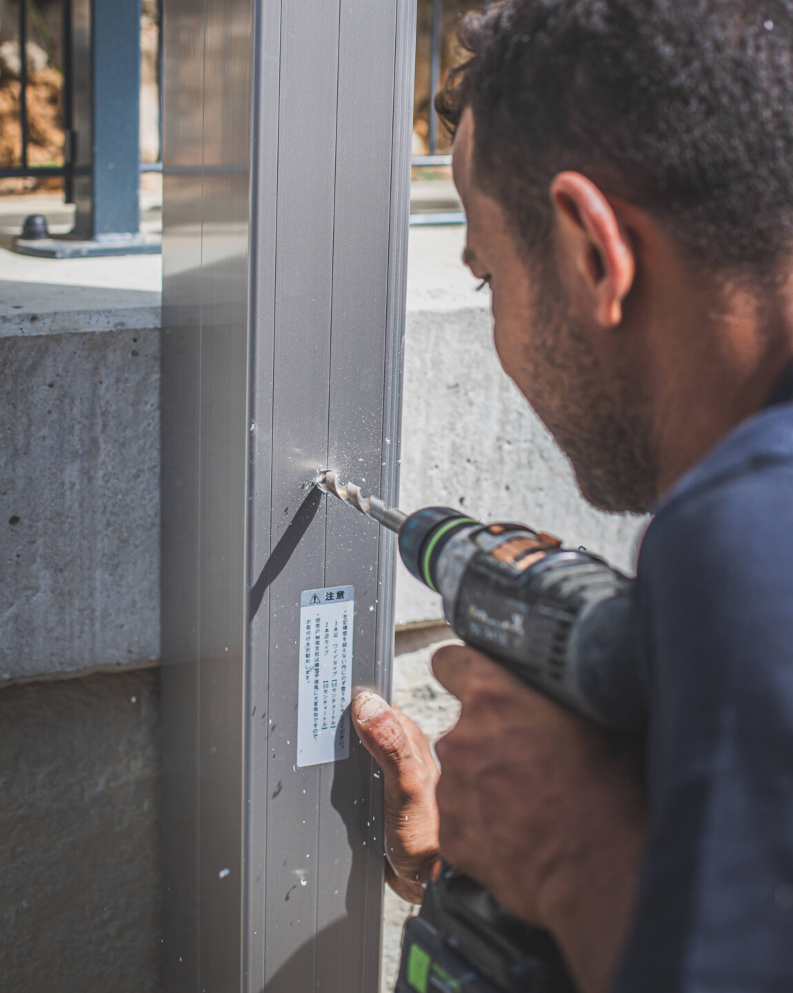 Die Pfosten müssen mit der Mauaer verankert werden