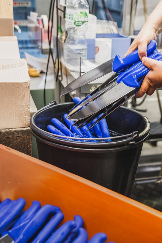 Zusätzliche Qualitätskontrolle Endreinigung der Fleischermesser in der Produktion