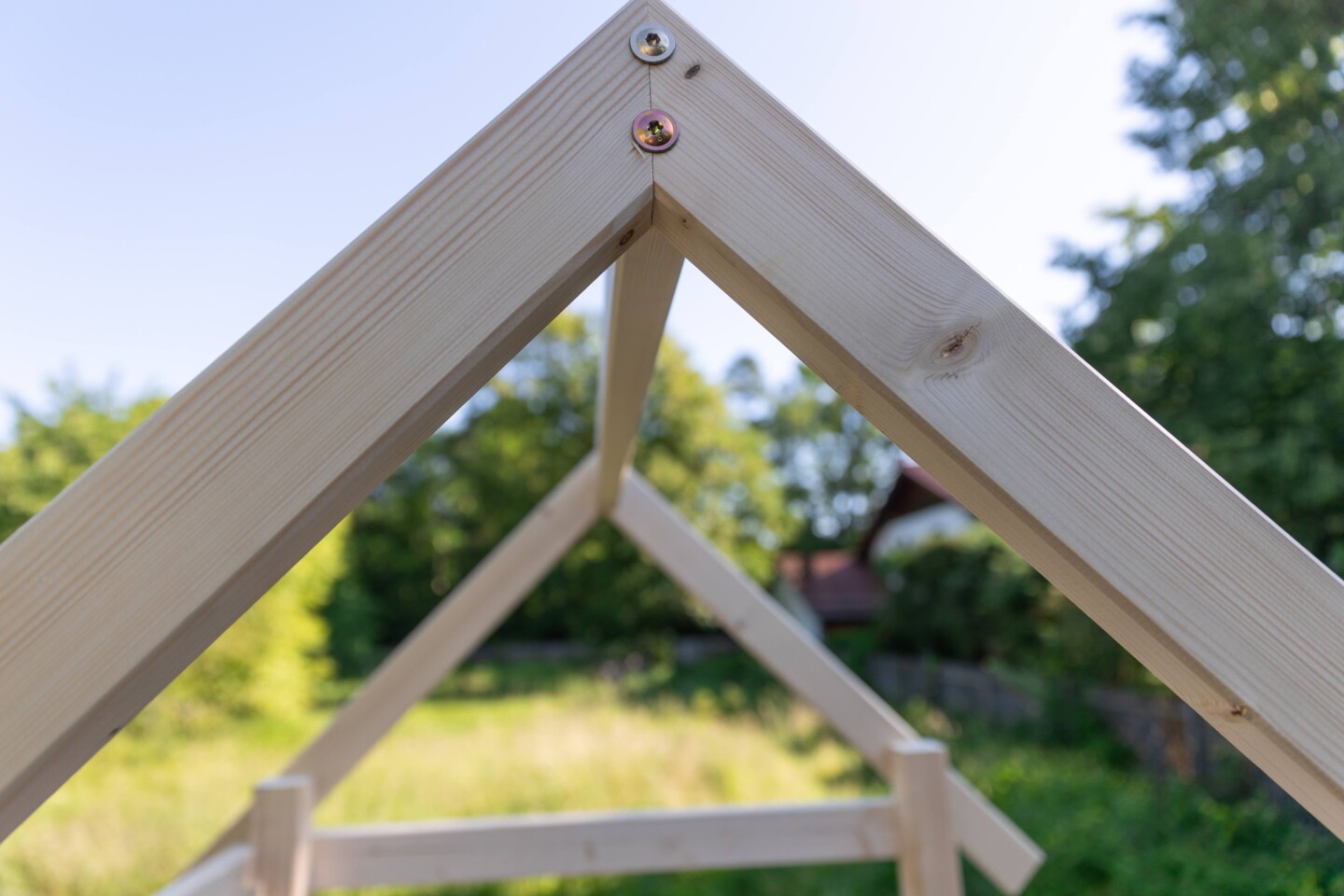Beide Giebel werden dann mit dem Dachfirst verbunden