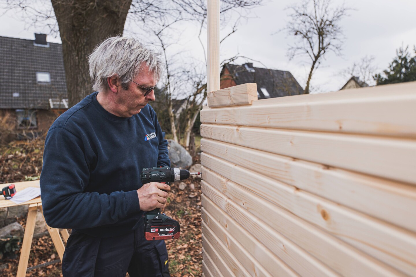 Die Blockbohlen werden mit den Eckleisten verschraubt