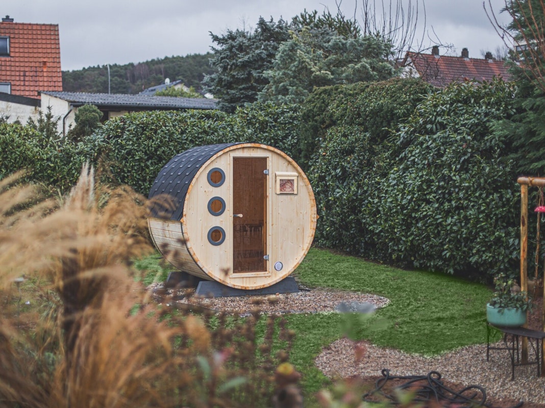Ein kleines Saunafass im Garten Das Saunafass ist eine beliebte Variante der Gartensauna