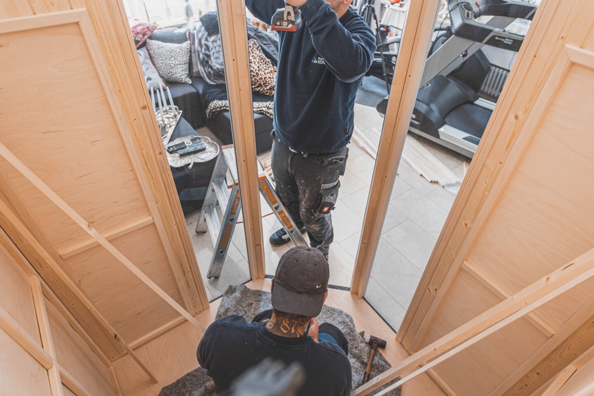 Einsetzen der Glaselemente & Türrahmen Die Glaselemente mit Holzrahmen werden auf der Bodenplatte fixiert