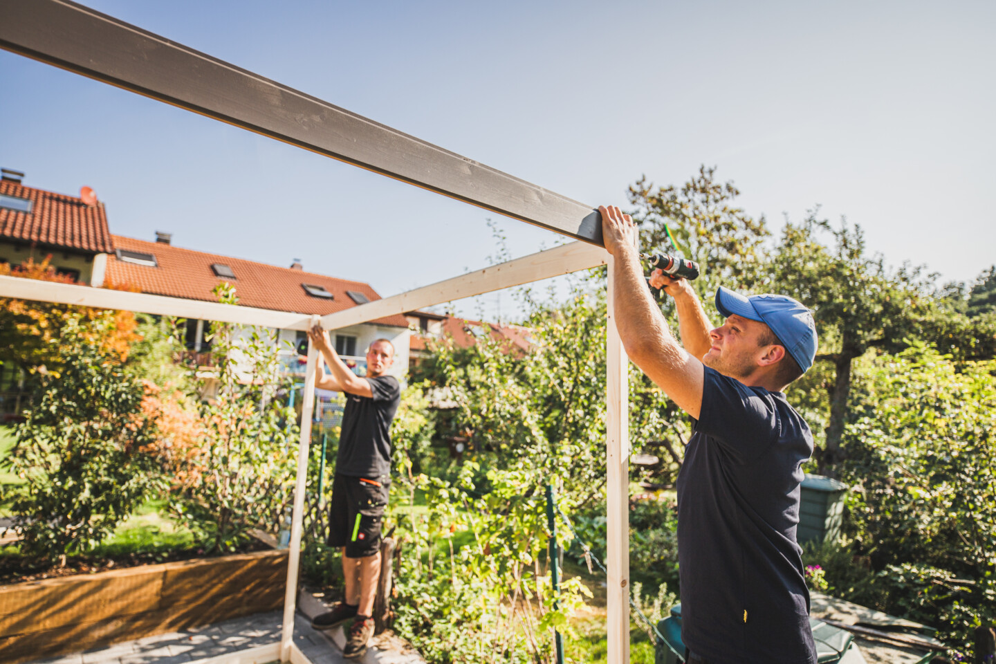 Am Bodenrahmen werden die Rahmen für die Wände befestigt