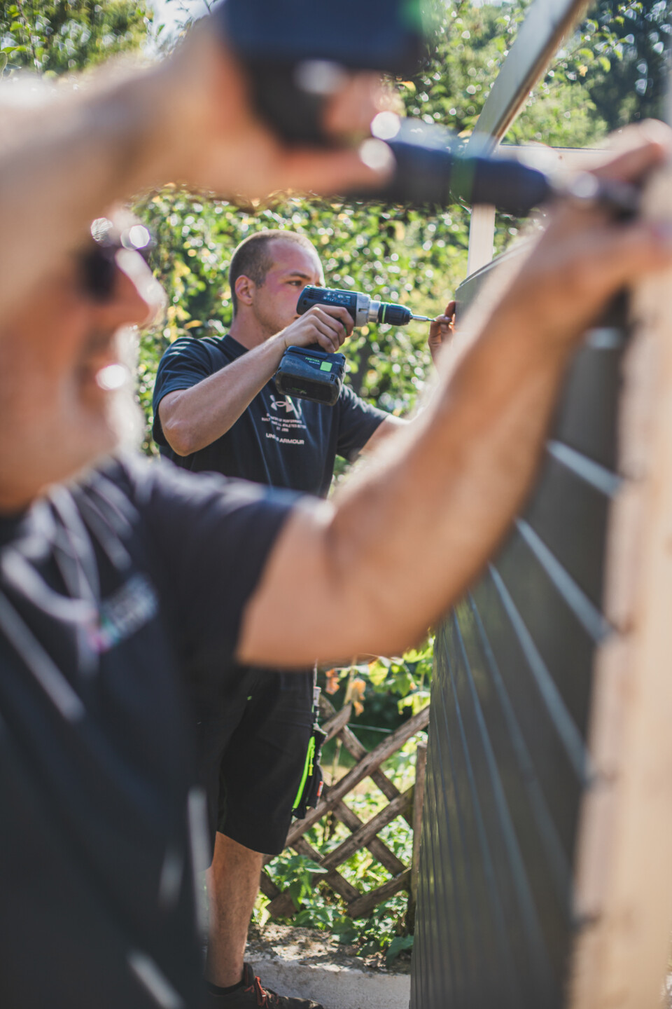 Die Wände werden aus den einzelnen Blockbohlen verschraubt.