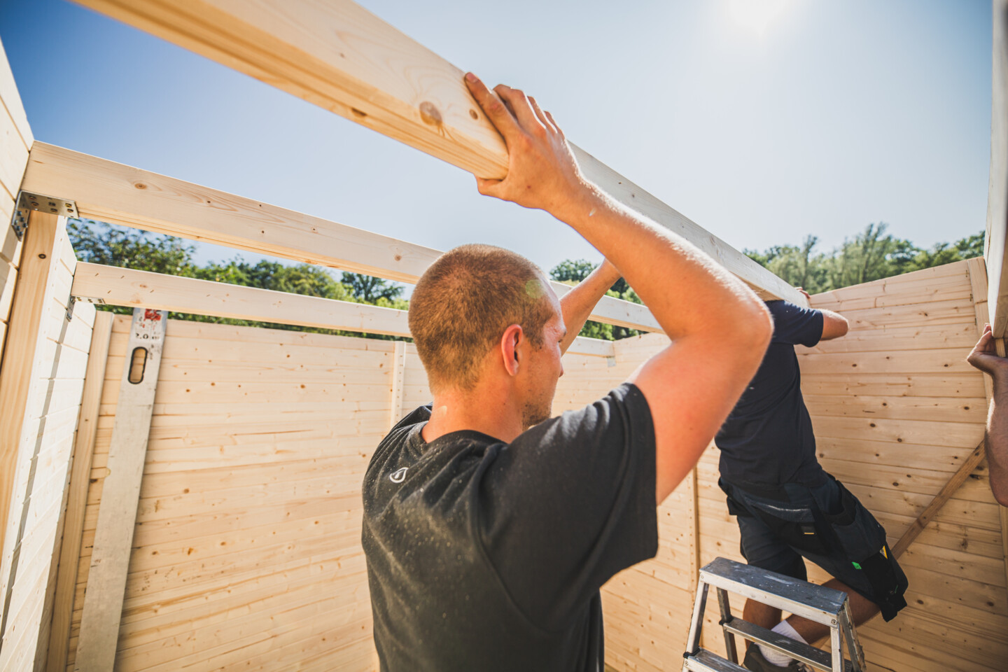Im nächsten Schritt werden die Dachbalken angebracht.