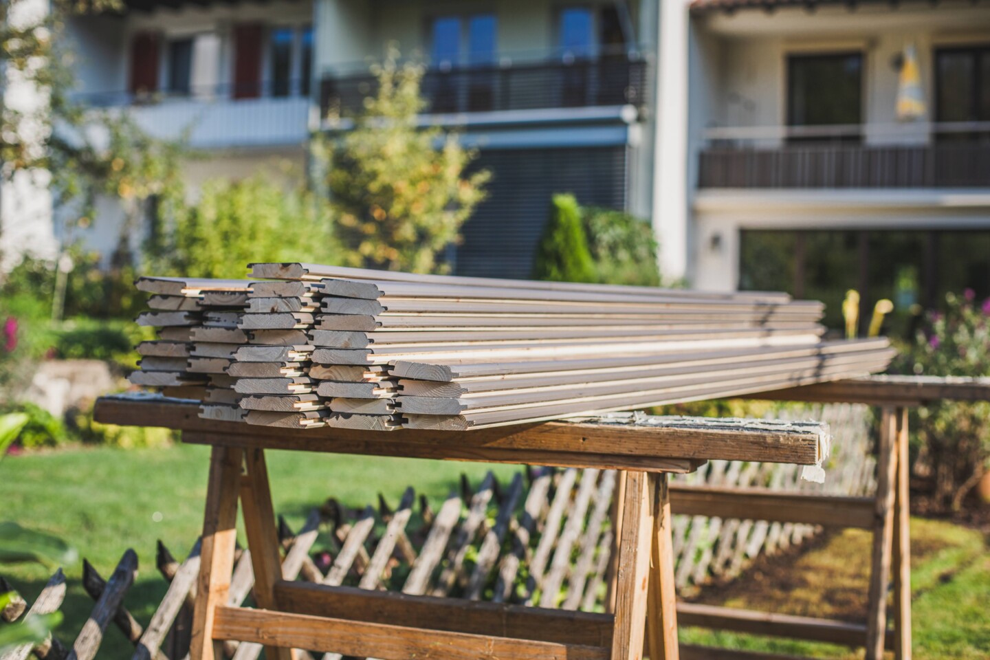 Das Gartenhaus Venlo von Wolff Finnhaus wird aus einzelnen Holzbohlen zusammengesetzt.