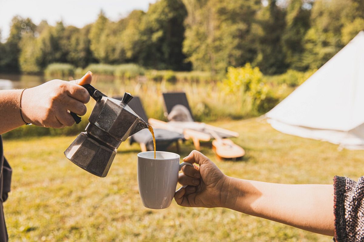 Hält warm und kalt - die Isolierkanne ist ein wichtiger Begleiter beim Camping-Urlaub