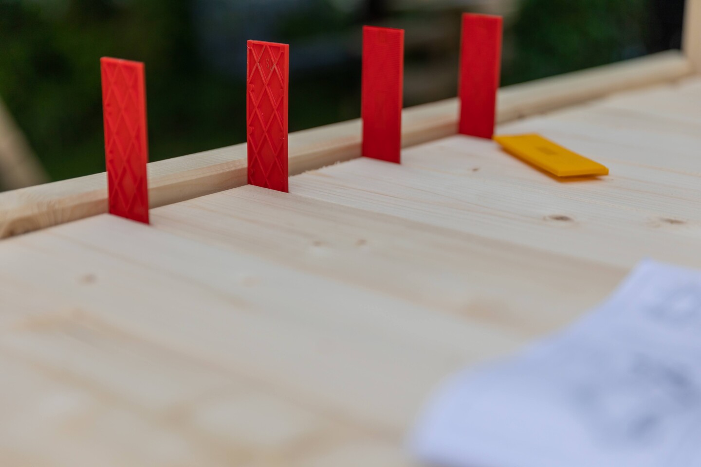 Die Bodendielen sollten mit gleichmäßigen Abständen ausgelegt und festgeschraubt werden.