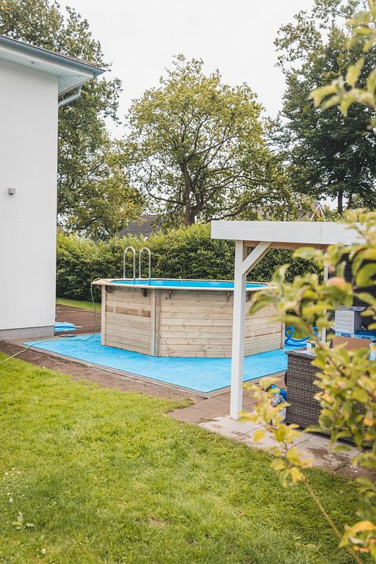 Kleiner Pool in Blockbauweise im Hintergarten
