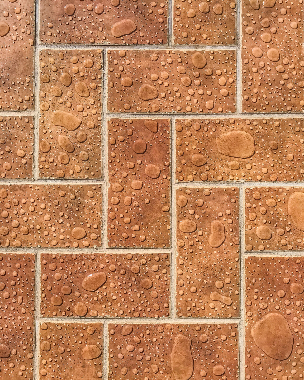 Imprägnierung - Wasser auf Naturstein-Fliese perlt ab