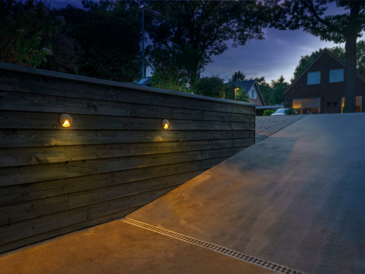 Mit Wandleuchten an einer Mauer können sie Ihre Grundstückseinfahrt hochwertig ausleuchten