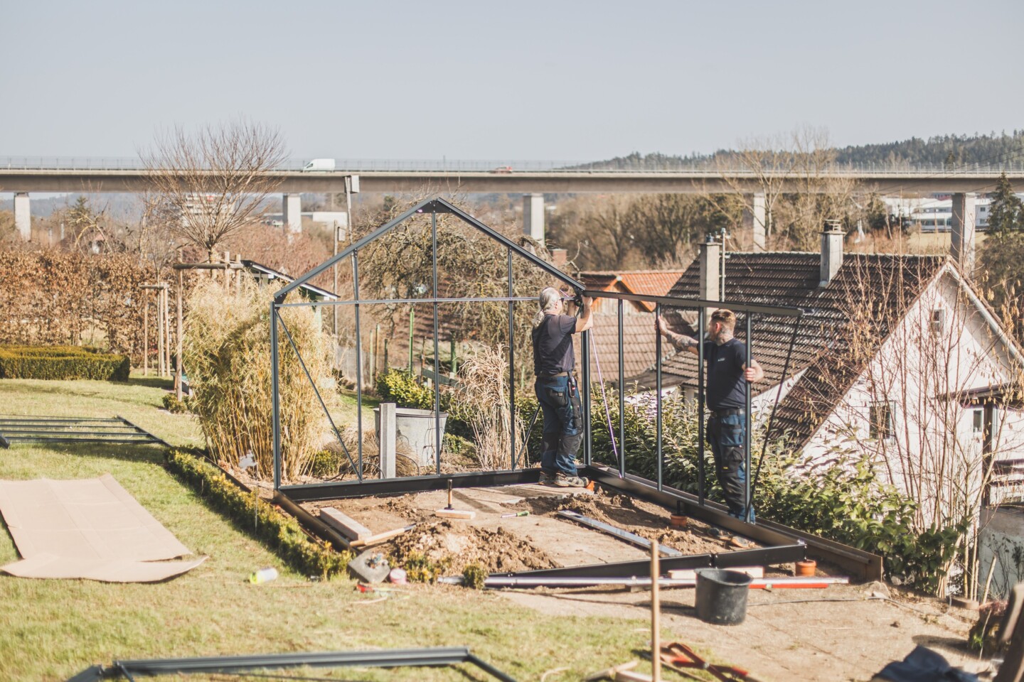 Sind die einzelnen Wände des Gewächshauses zusammengesetzt, können sie aufgestellt werden
