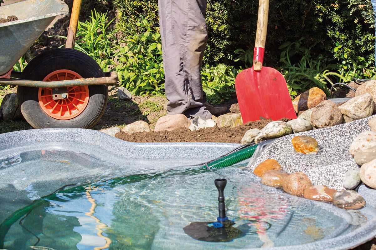 Wasser wird Schritt für Schritt eingelassen