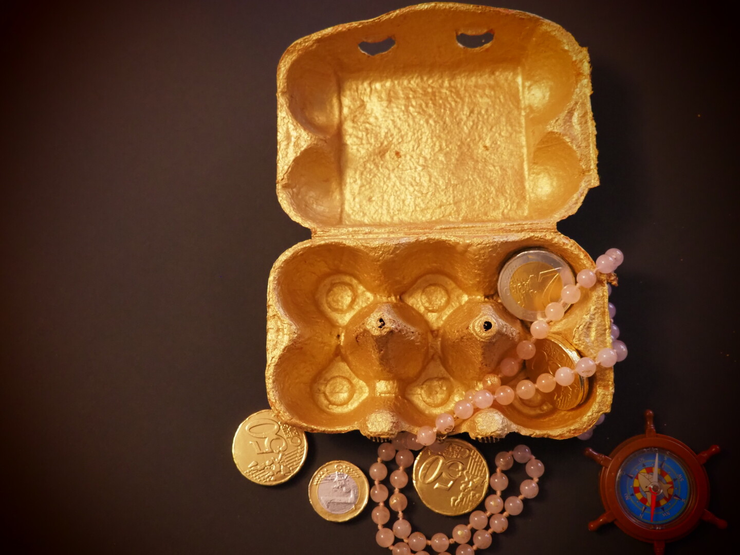 Inhalt der gebastelten Schatztruhe