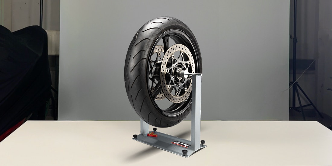 Motorrad Reifenwechsel Motorrad Reifenwechsel mit MAX2H Reifenmontiergerät EVO2