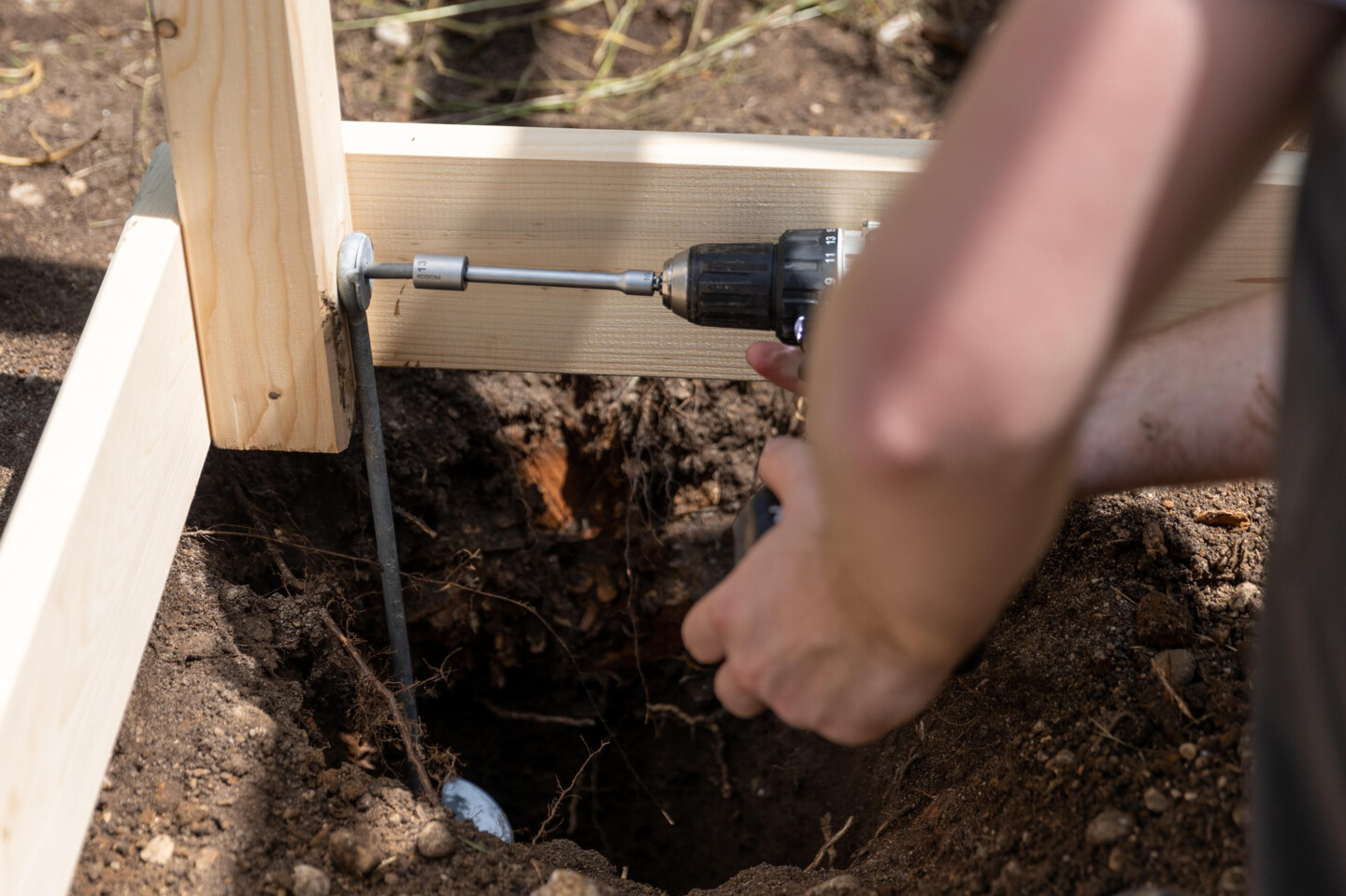 Die Anker werden am Gerüst festgeschraubt