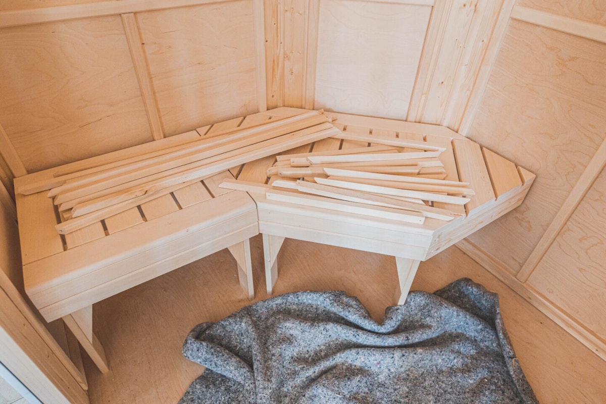 Sitzbänke Zwei von drei Sitzbänken der Infrarotkabine sind bereits eingebaut.