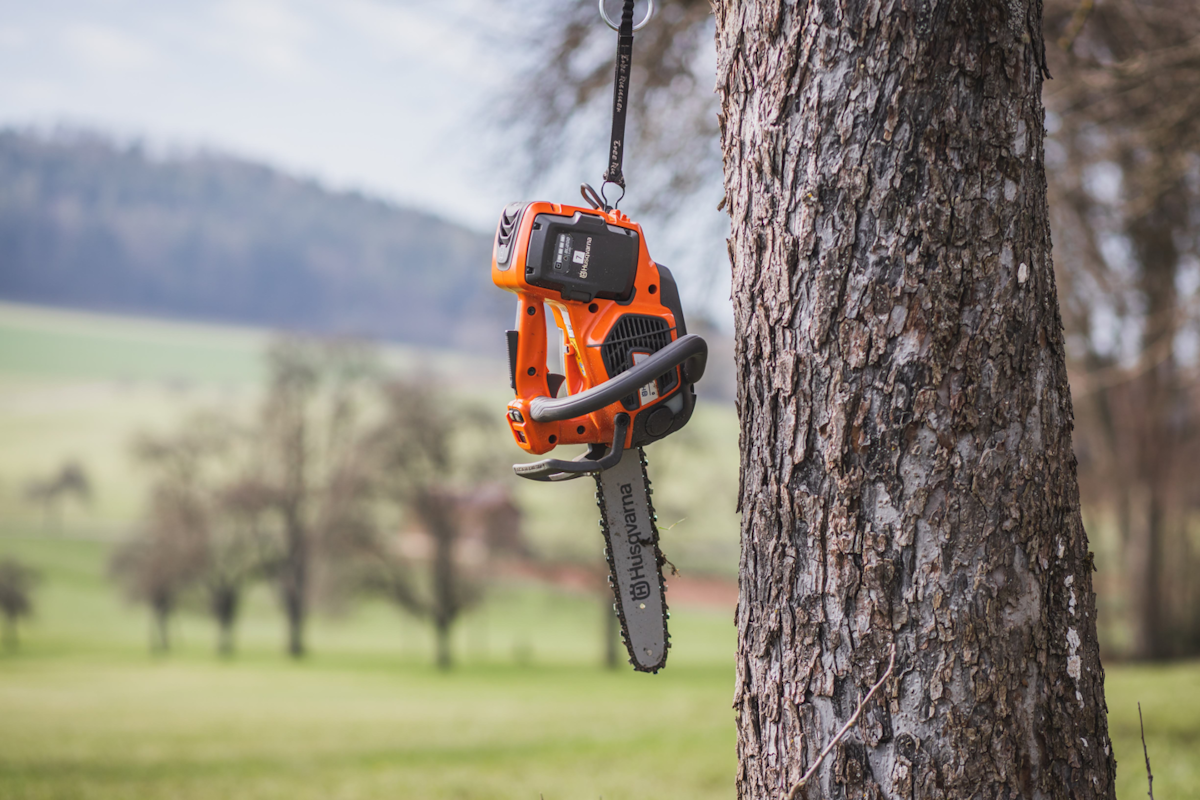 Thema Maschinen und Werkzeuge Eine Kettensäge von Husqvarna hängt an einem Baum
