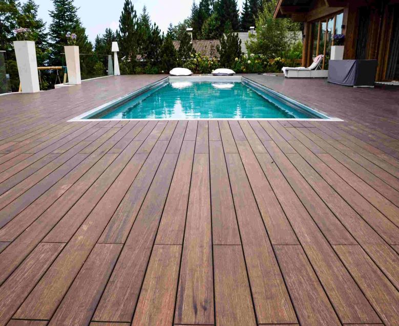Holzterrasse mit einem ins Terrassendeck eingelassenen Pool