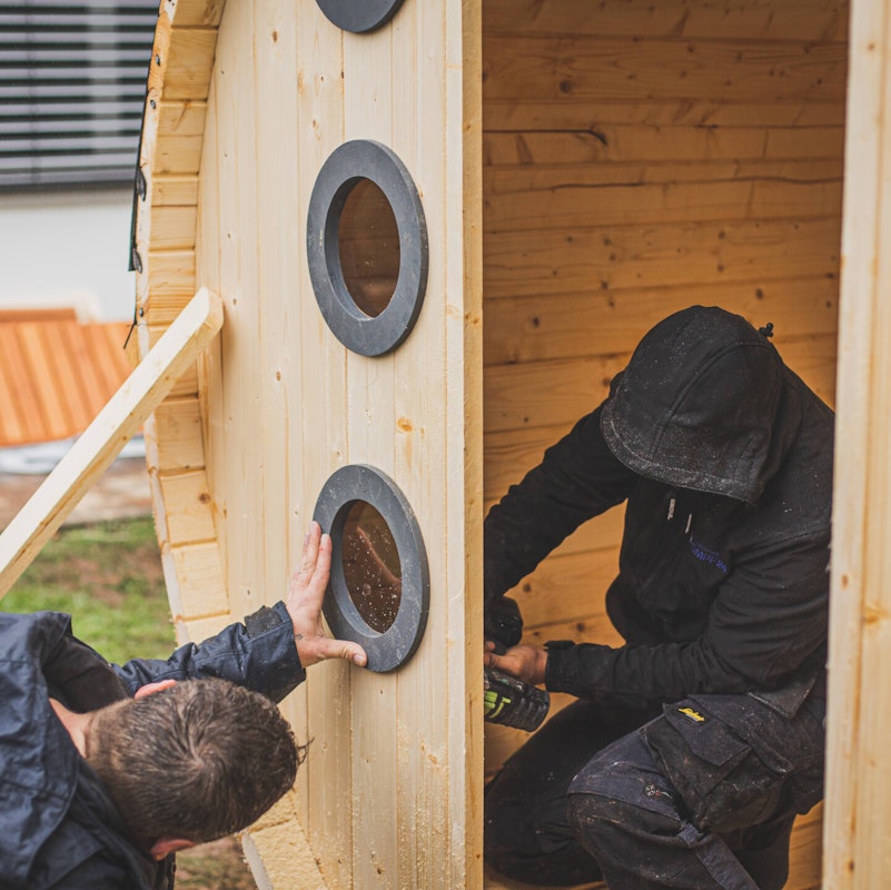 Bullaugen montieren  Die kleinen runden Fenster nebend er Tür werden ebenfalls ausgesägt und anschließend direkt eingesetzt