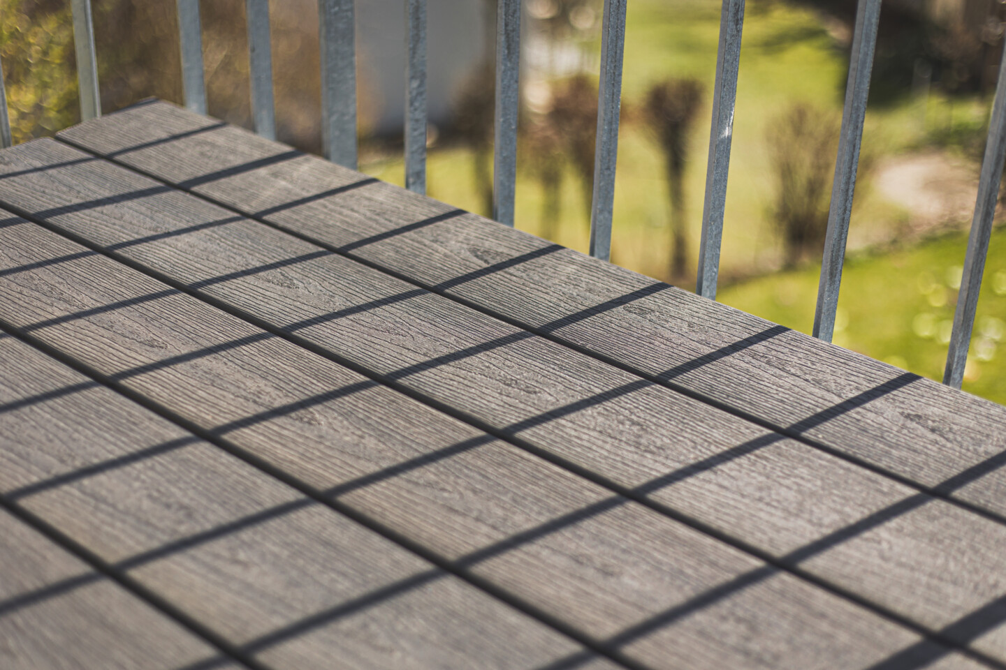 Die WPC-Terrassendielen in Holzoptik sind täuschend echt, jedoch bietet der Verbundstoff weitere Vorteile